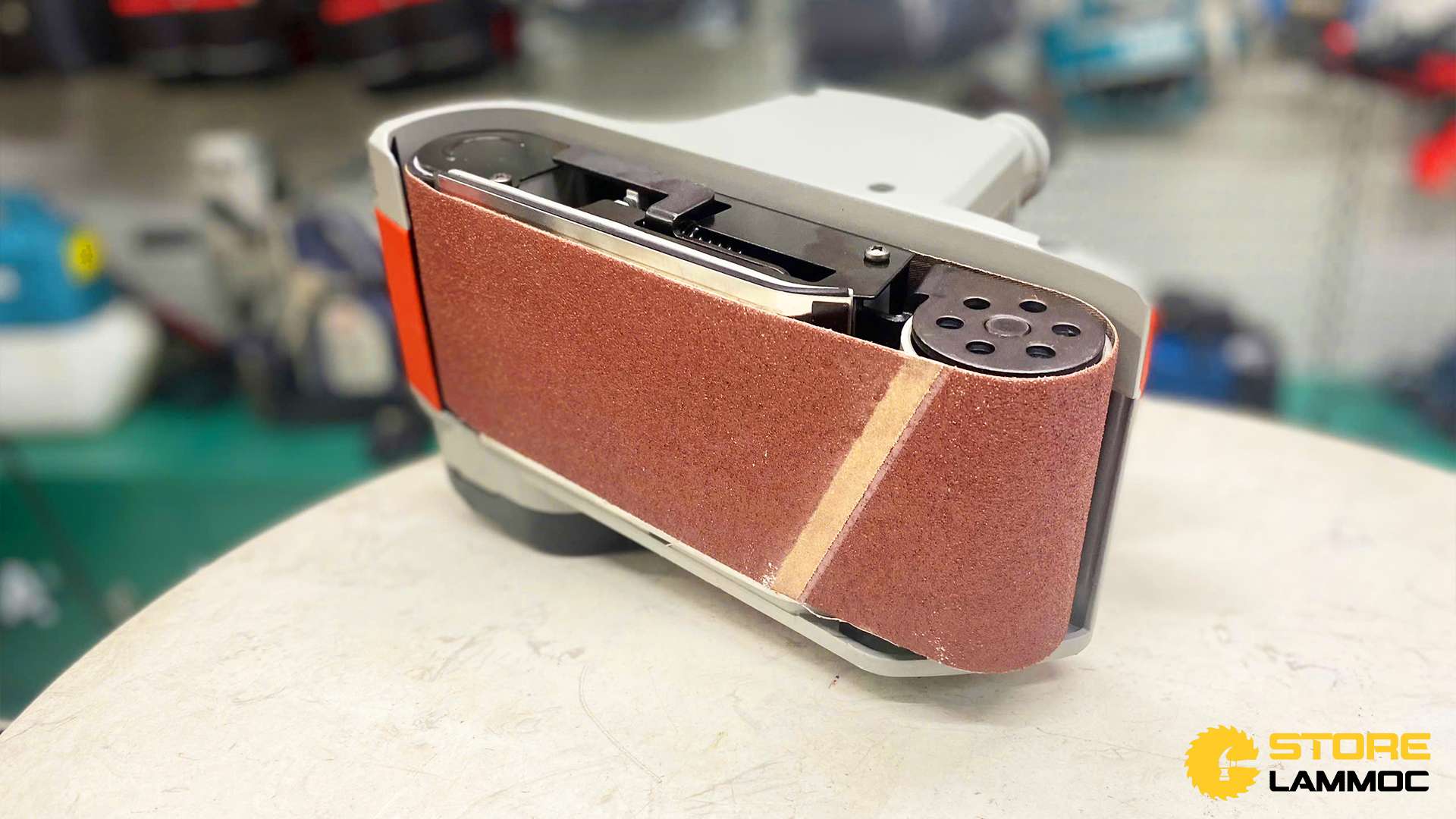 Máy chà nhám băng 1200W DCK KST610